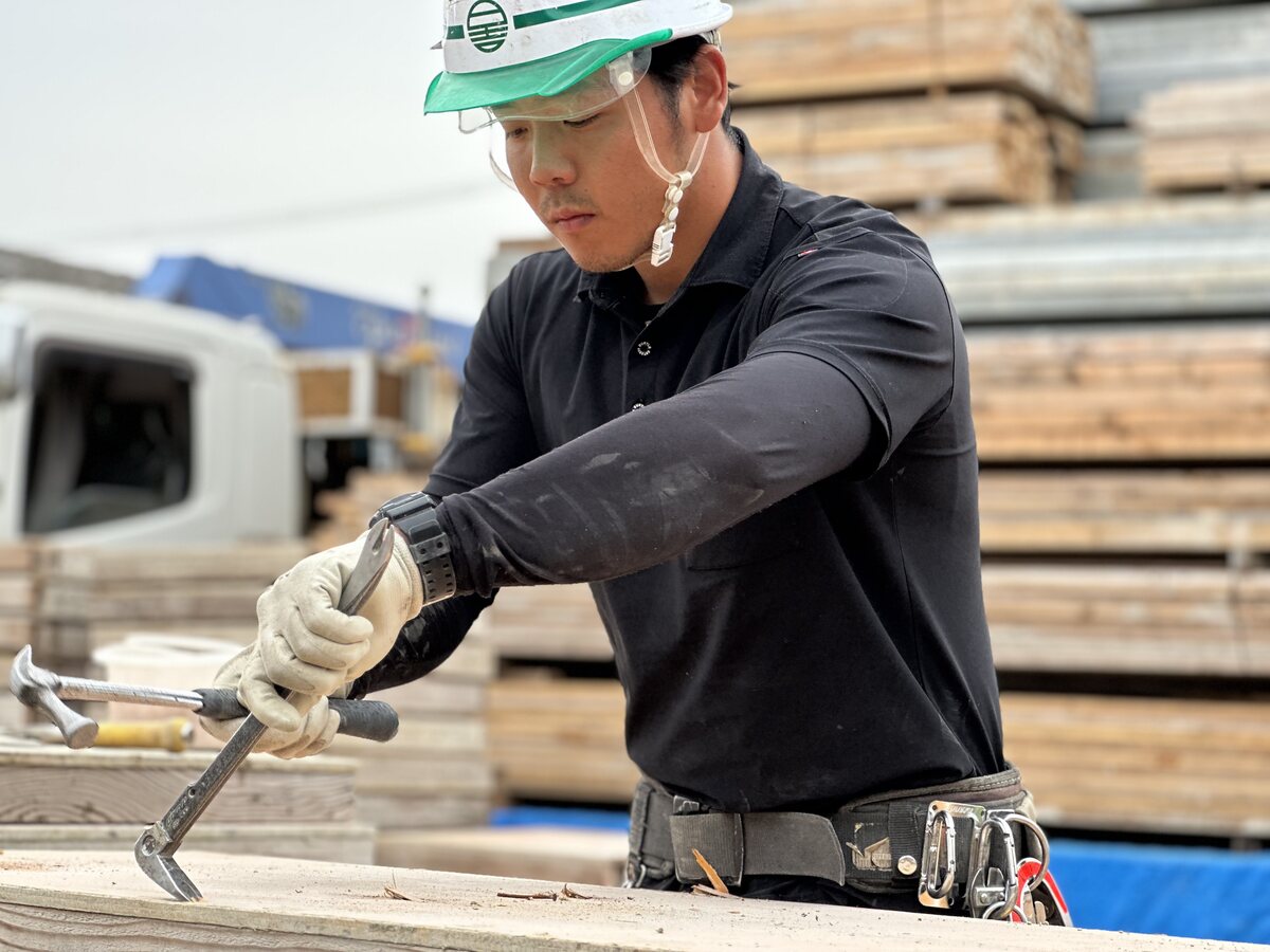 型枠を加工する日吉組の職人