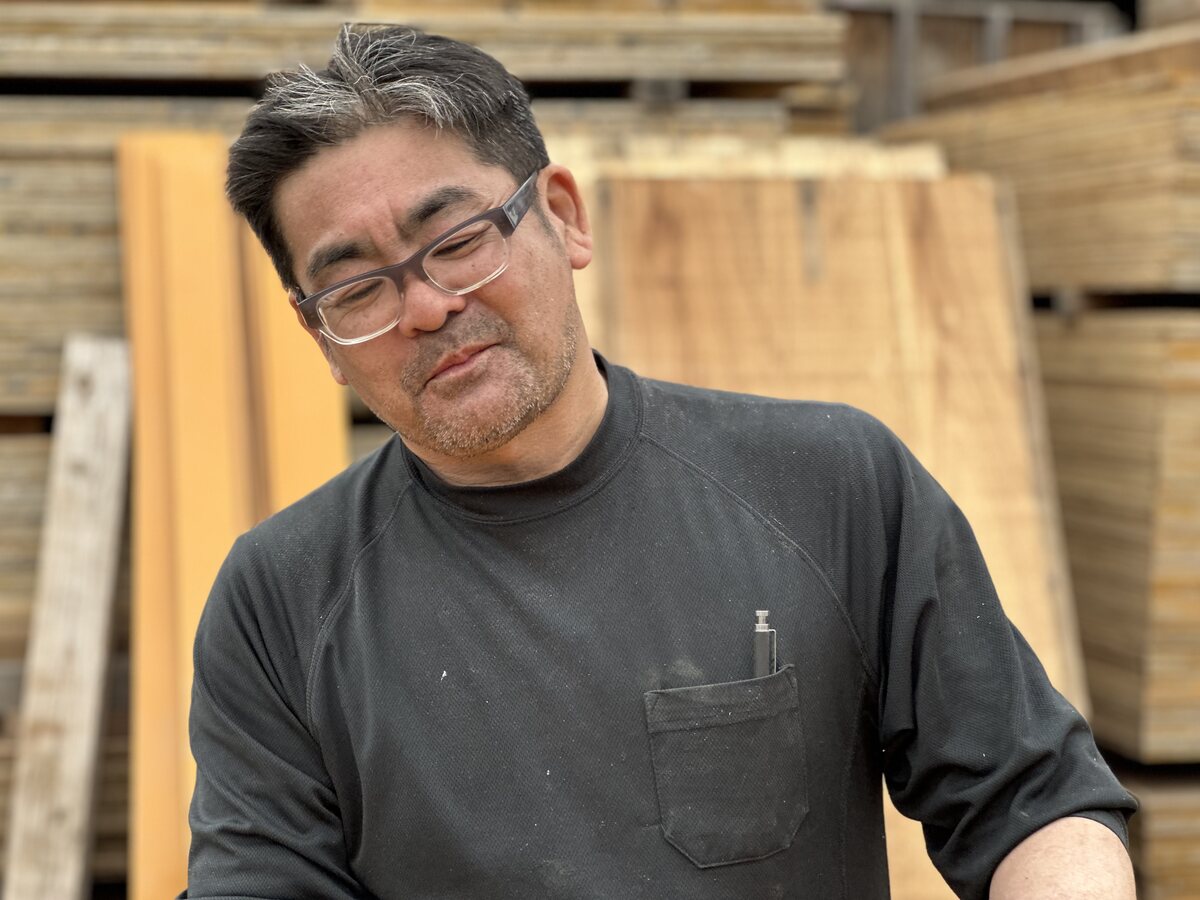 作業場で笑顔を見せる職人