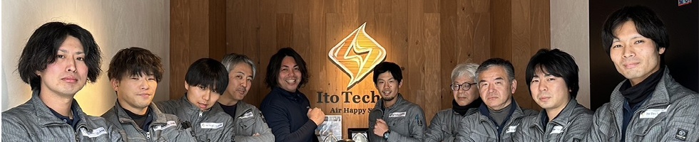 ロゴの前に並ぶスタッフ