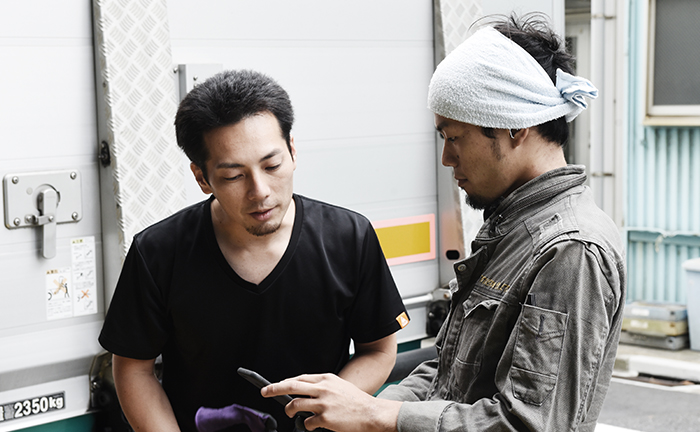 現場で打ち合わせをする先輩と若手